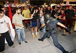 Un momento de la carga policial.