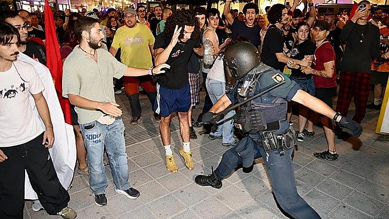 Disturbios en la concentración de Valladolid contra la empresa que desahució a Maricarmen