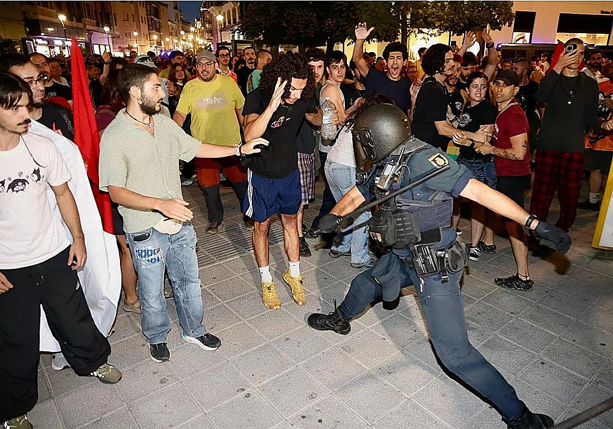 Un momento de la carga policial.