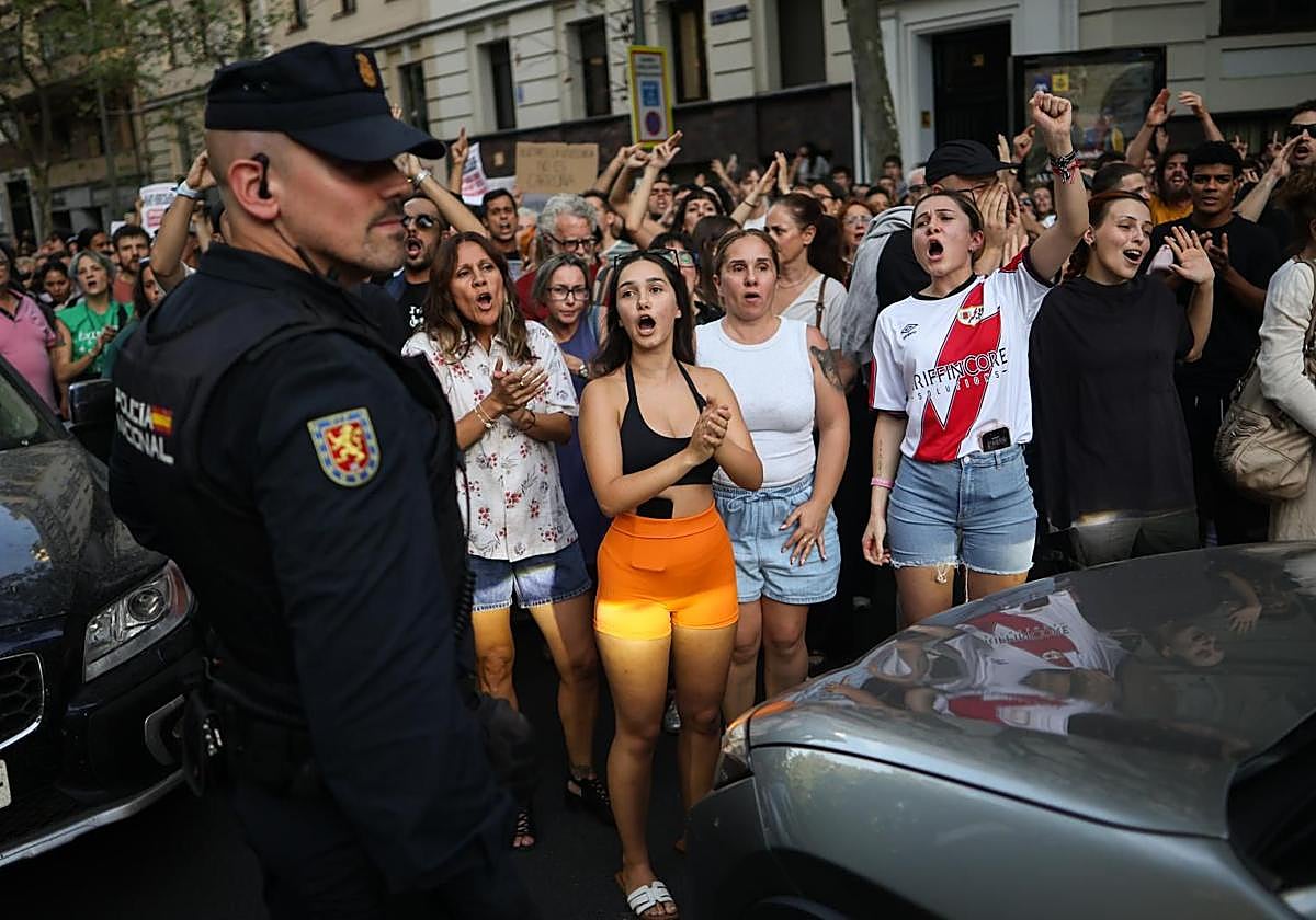 Concentración frente al ático de Chamberí tras el desahucio de Maricarmen,