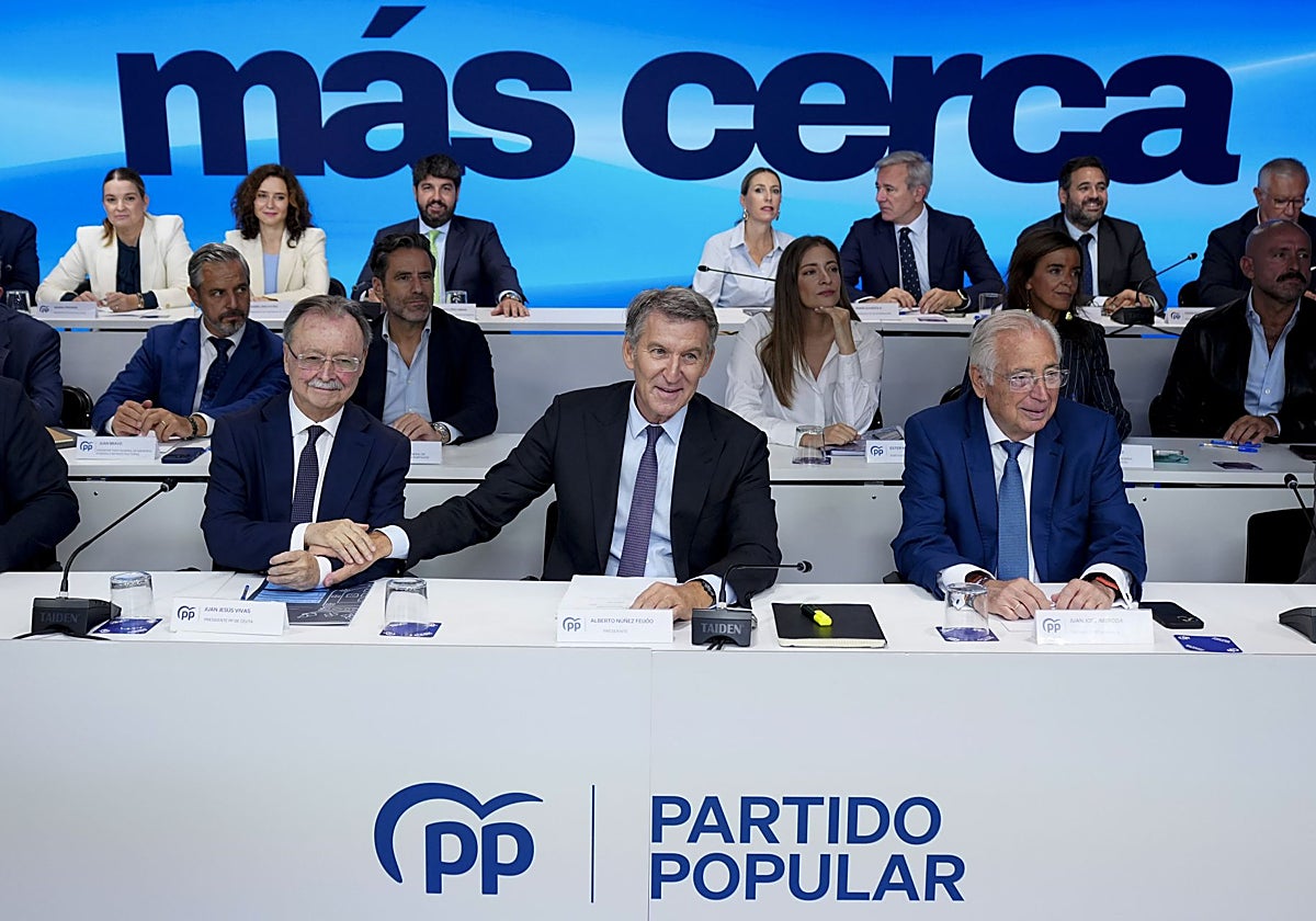 Feijóo, junto a Vivas e Imbroda este lunes en la sede nacional del PP.