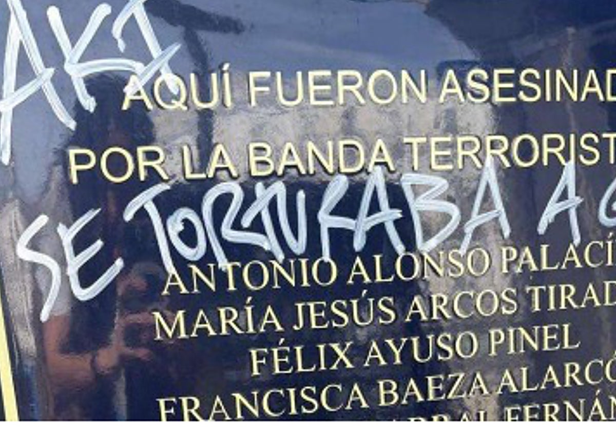 Dignidad y Justicia denuncia a la acampada de Sol por vandalizar una placa a las víctimas de ETA