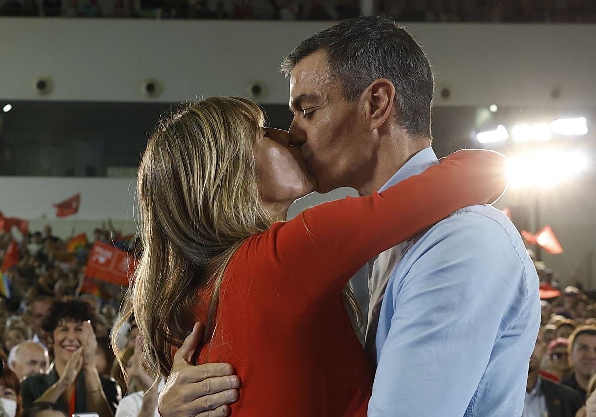 Sánchez lanza la campaña del PSOE abrazado a Begoña Gómez: «Que lo escuchen alto y claro: te quiero»