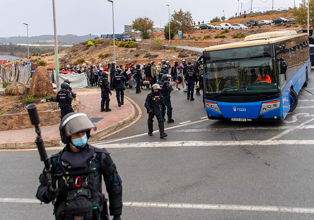 Agentes de la Policía Nacional escoltan autobuses con migrantes en Ceuta