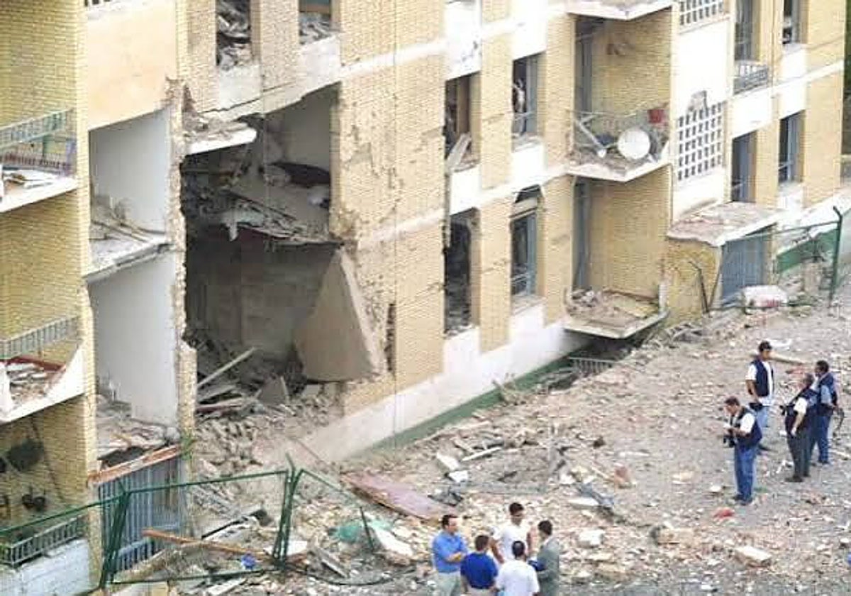 Estado en que quedó la casa cuartel de Santa Pola tras sufrir el atentado con coche bomba.