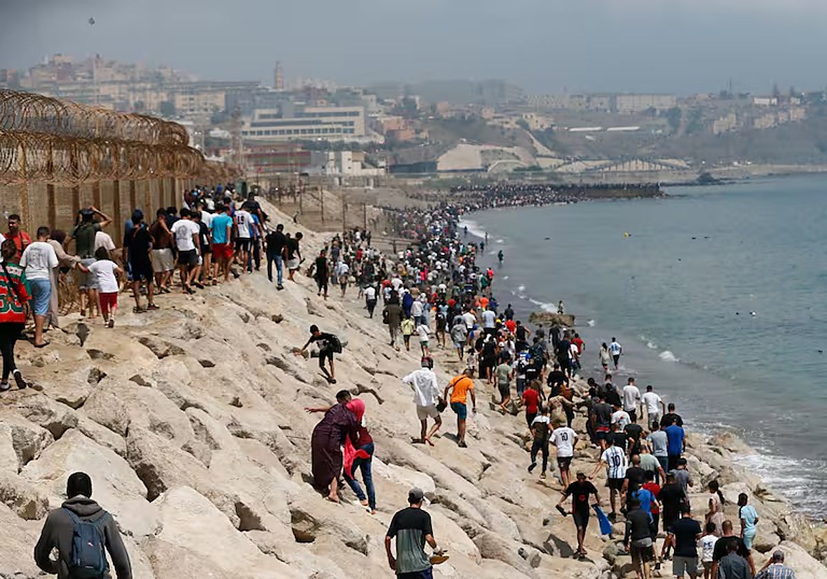 Interior admite ahora ante la jueza que hubo tres alertas sobre el asalto a Ceuta pero insiste en que nadie le advirtió de su magnitud