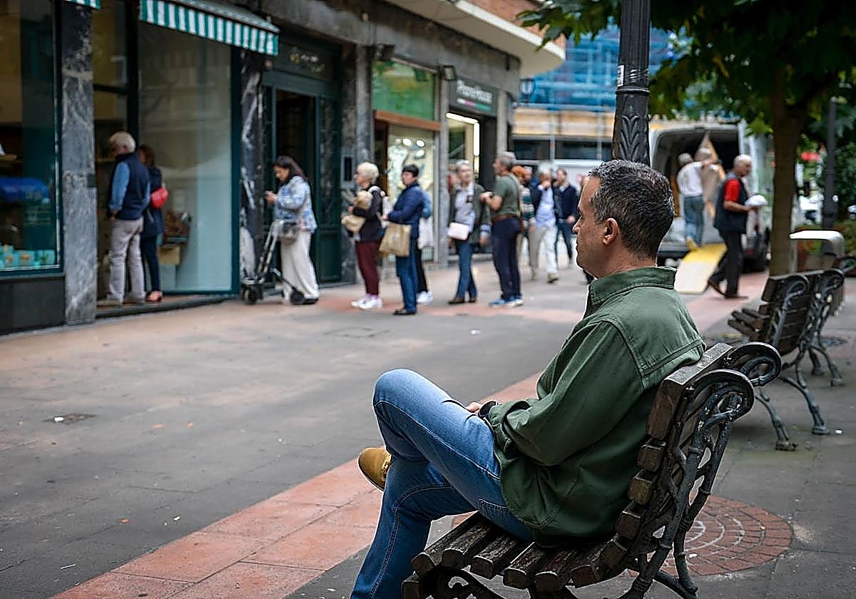 Salvar a un anciano casi le cuesta la vida.
