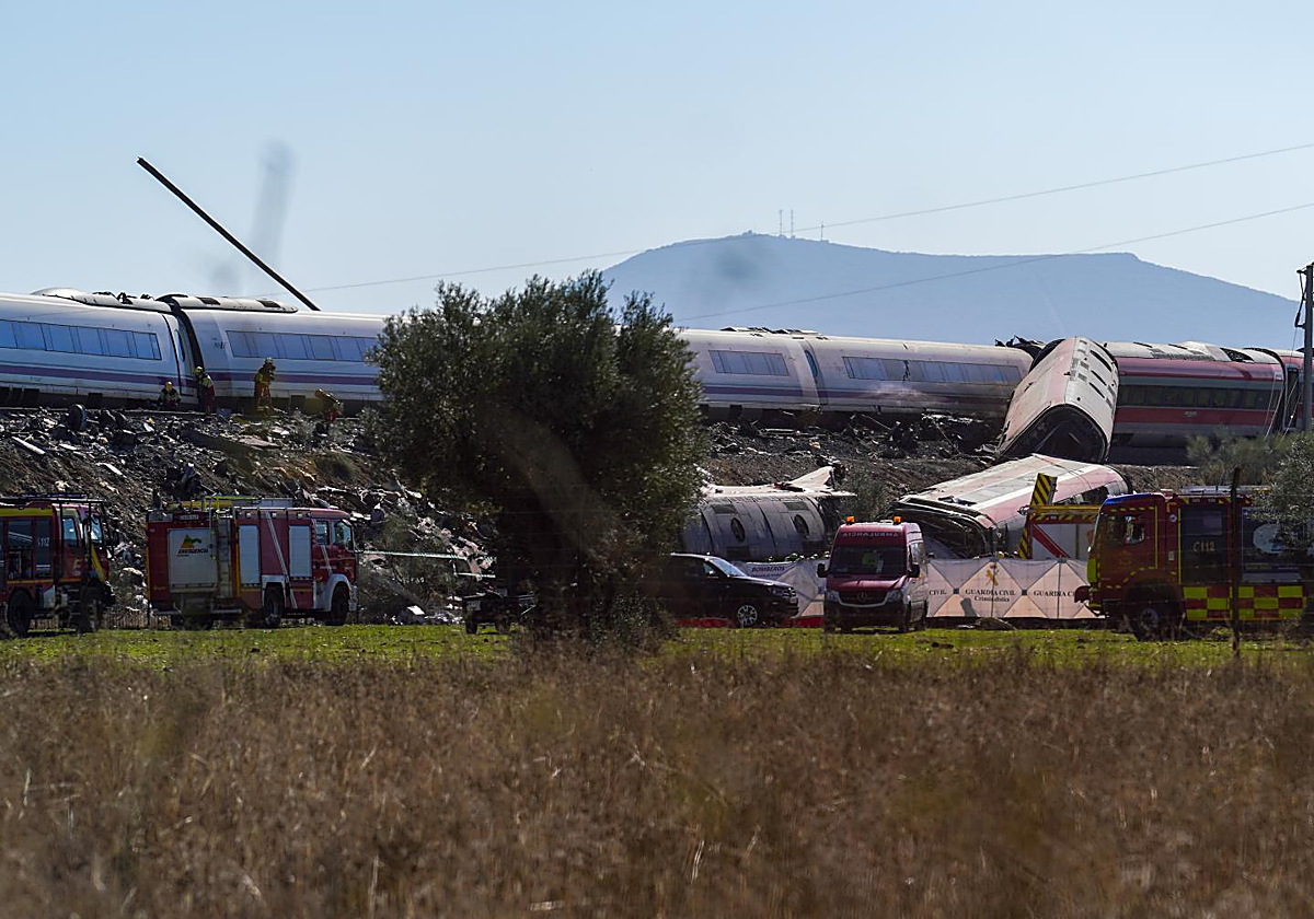 La investigación revela que un tercer tren siguió circulando por la vía contraria después del siniestro hasta parar cerca del accidente de Urda