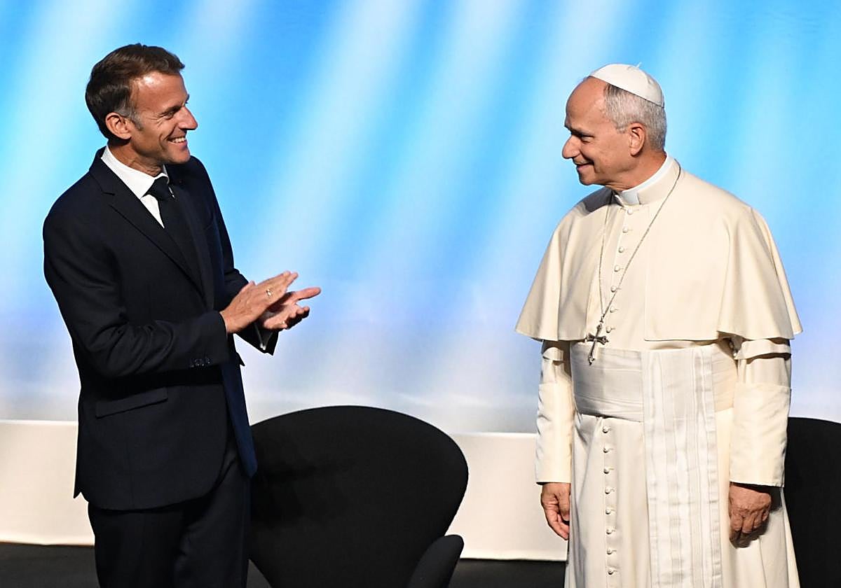 El Papa León XIV, con Emmanuel Macron este lunes en Metz.