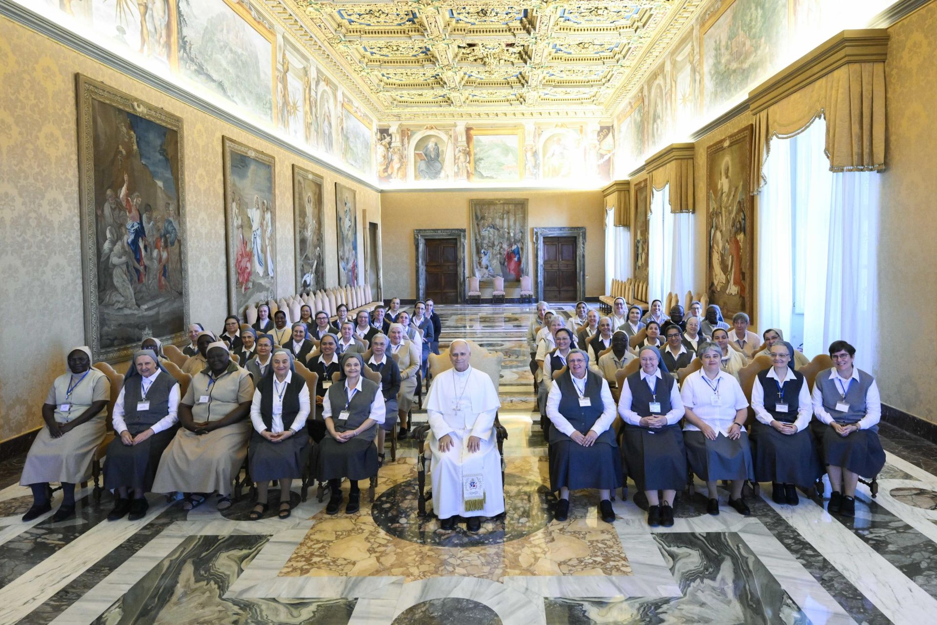 León XIV celebra una recepción en el Vaticano donde confirmó su próximo viaje a Latinoamérica.