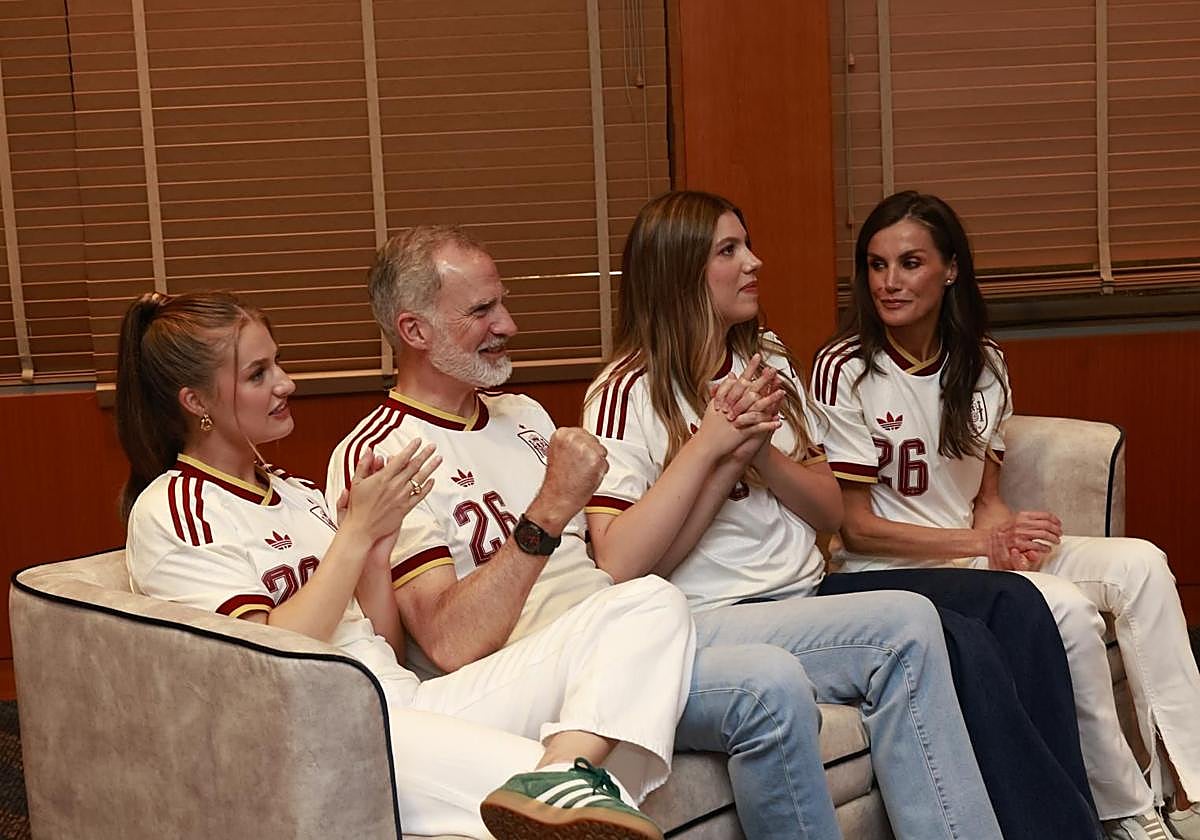 La familia Real visualiza el partido de semifinales del Mundial de fútbol entre España y Francia.