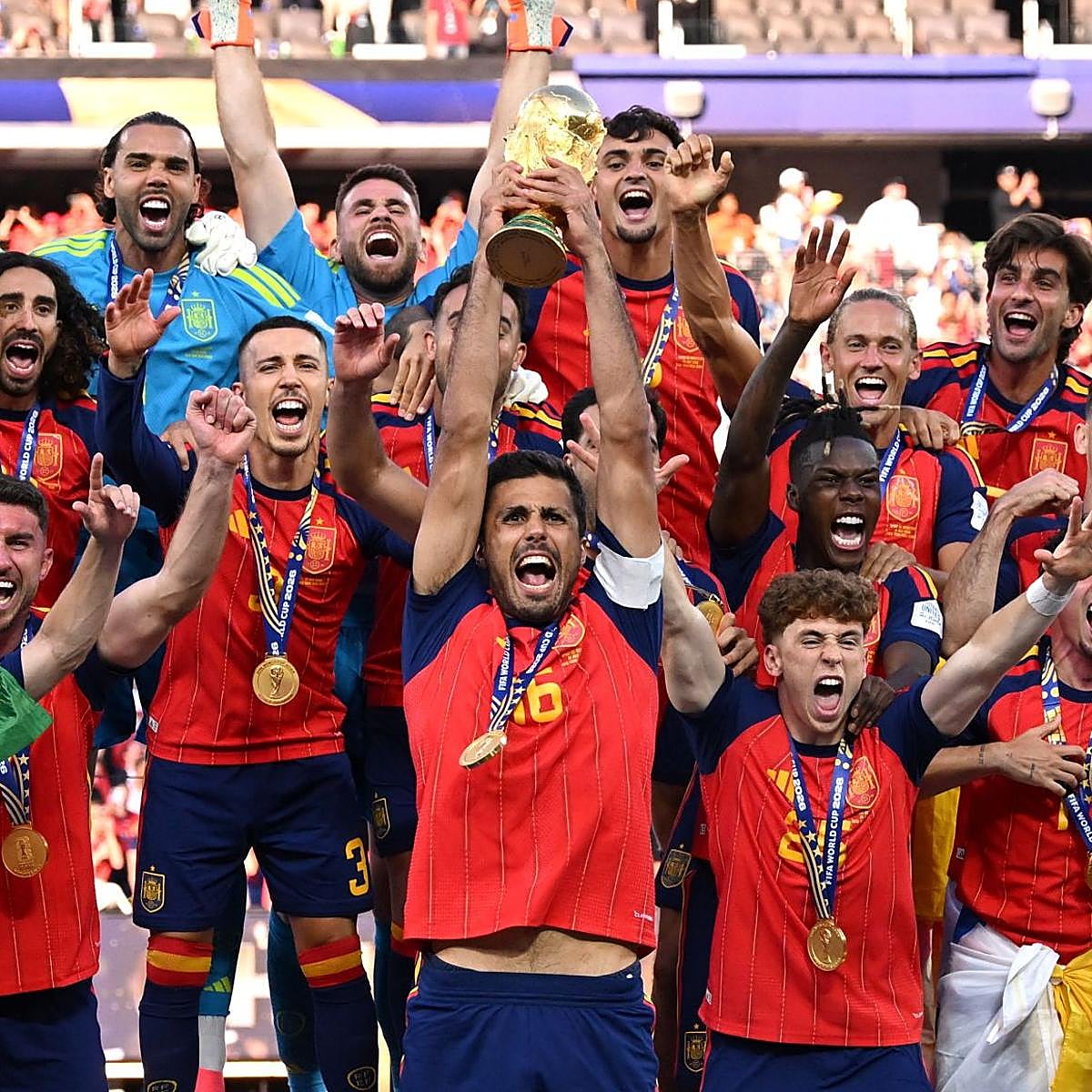 Rodrigo Hernández alza la Copa del Mundo.