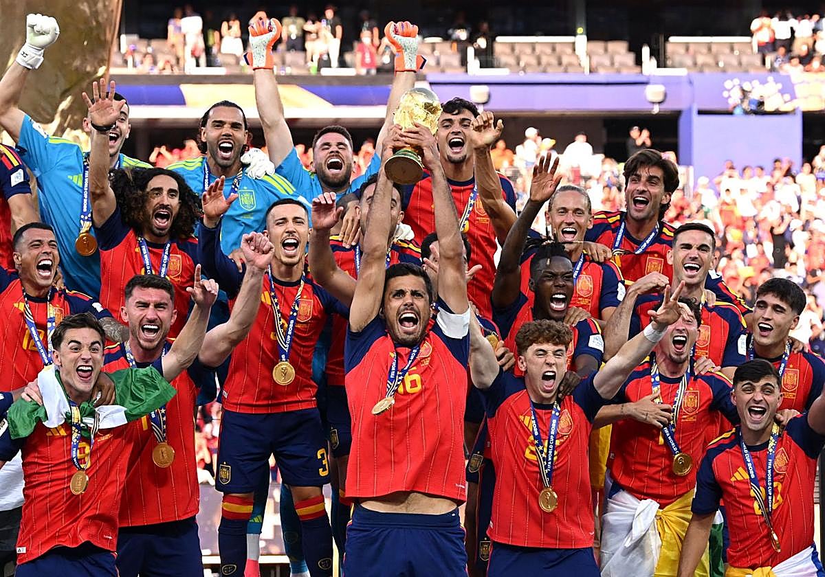 Rodrigo Hernández alza la Copa del Mundo.