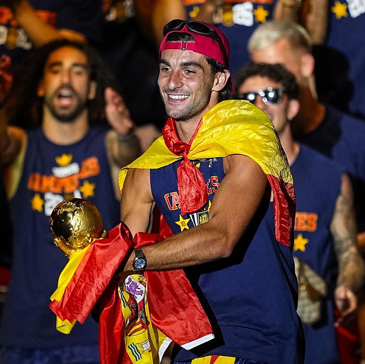 Ferran Torres en el escenario durante la fiesta en honor a España como campeona del mundo en el Palacio de Cibeles.