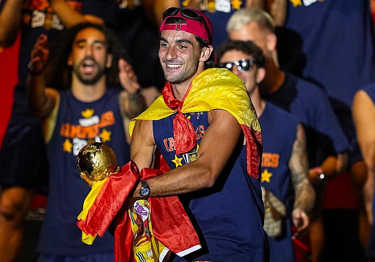 Ferran Torres en el escenario durante la fiesta en honor a España como campeona del mundo en el Palacio de Cibeles.