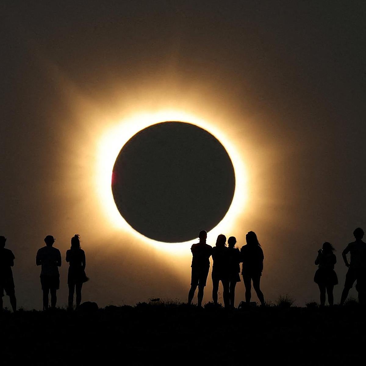 La luna cubre completamente al sol durante un eclipse solar total visto desde el centro Galáctica, cerca del Observatorio Astrofísico de Javalambre en Arcos de las Salinas, cerca de Teruel, España.