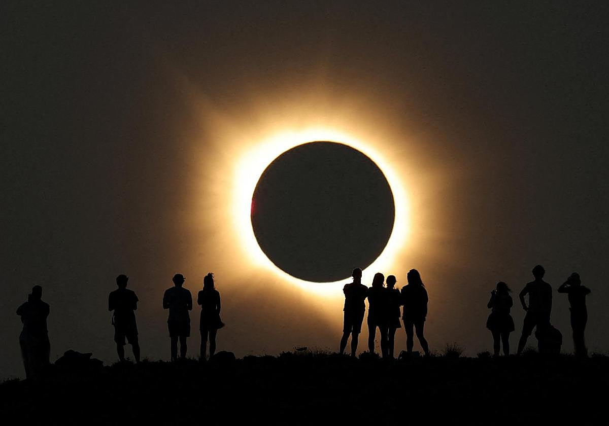 La luna cubre completamente al sol durante un eclipse solar total visto desde el centro Galáctica, cerca del Observatorio Astrofísico de Javalambre en Arcos de las Salinas, cerca de Teruel, España.