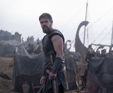 Imagen secundaria 1 - Arriba, vista de los ciudadanos de Troya arrastrando el caballo; debajo, Matt Damon y Anne Hathaway.