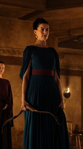 Imagen secundaria 2 - Arriba, vista de los ciudadanos de Troya arrastrando el caballo; debajo, Matt Damon y Anne Hathaway.