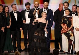 Katie Dippold, con el Emmy a la mejor serie de comedia, flanqueada por su equipo.