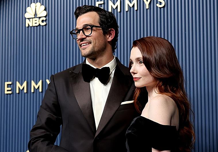 Imagen principal - Arriba, Paul Anthony Kelly, que interpreta a John F. Kennedy Jr. en 'Love Story', junto a su mujer, Syd Widziszewski-Kelly. Abajo, a la izquierda, Selena Gómez. A la derecha, Colman Domingo