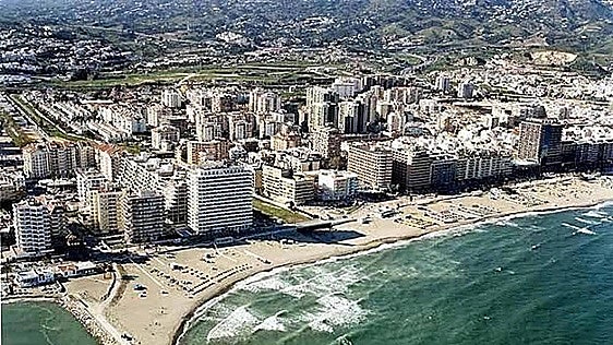 Hallan el cadáver de un hombre flotando en la playa de Fuengirola