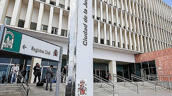 El doble infierno de una menor en Málaga: abusada por el padre y maltratada por la madre