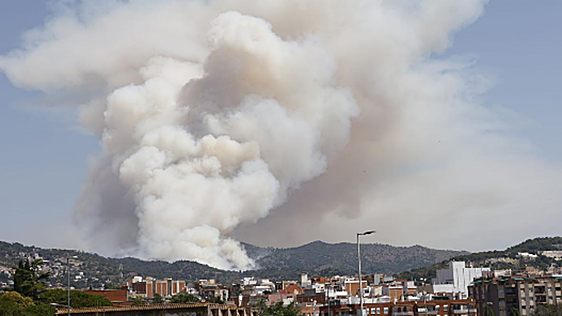 Un arrestado por provocar un incendio en Barcelona que obligó a confinar tres municipios