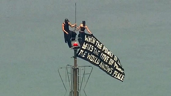 Una pareja de acróbatas escala el Empire State Building, despliega una pancarta y se compromete en la cima