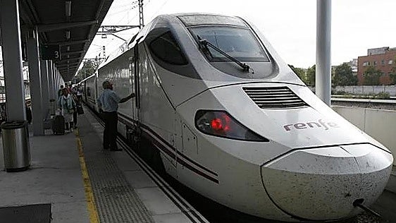 Una incidencia en la catenaria interrumpe la circulación ferroviaria en la línea Madrid-Galicia
