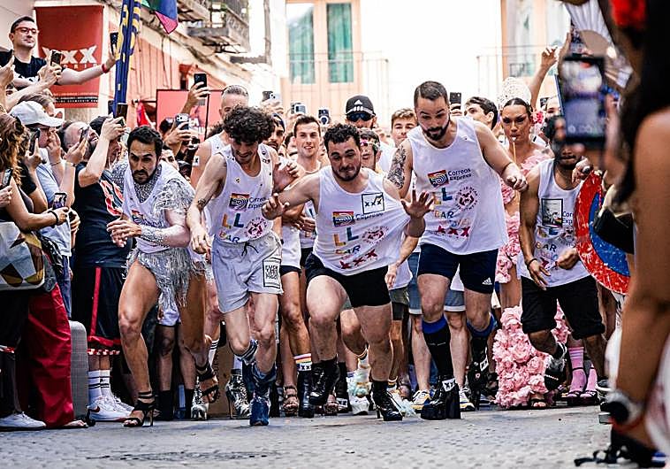 Imagen principal - La primera foto muestra algunos de los participantes durante el pistoletazo de salida, la segunda a los asistentes de la cita y la tercera los tacones de un participante.