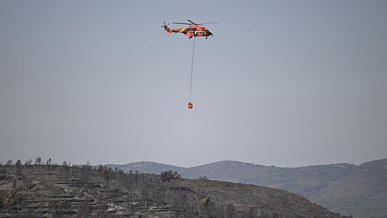 Doce medios aéreos se unen a las tareas de extinción del incendio de Castellón