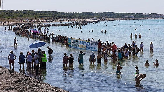 Muere un hombre de 60 años tras ahogarse en una playa de Mallorca durante una cadena humana