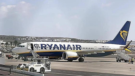 Susto en un vuelo de Ryanair: un pasajero salva la vida tras ser succionado por una ventanilla de cabina