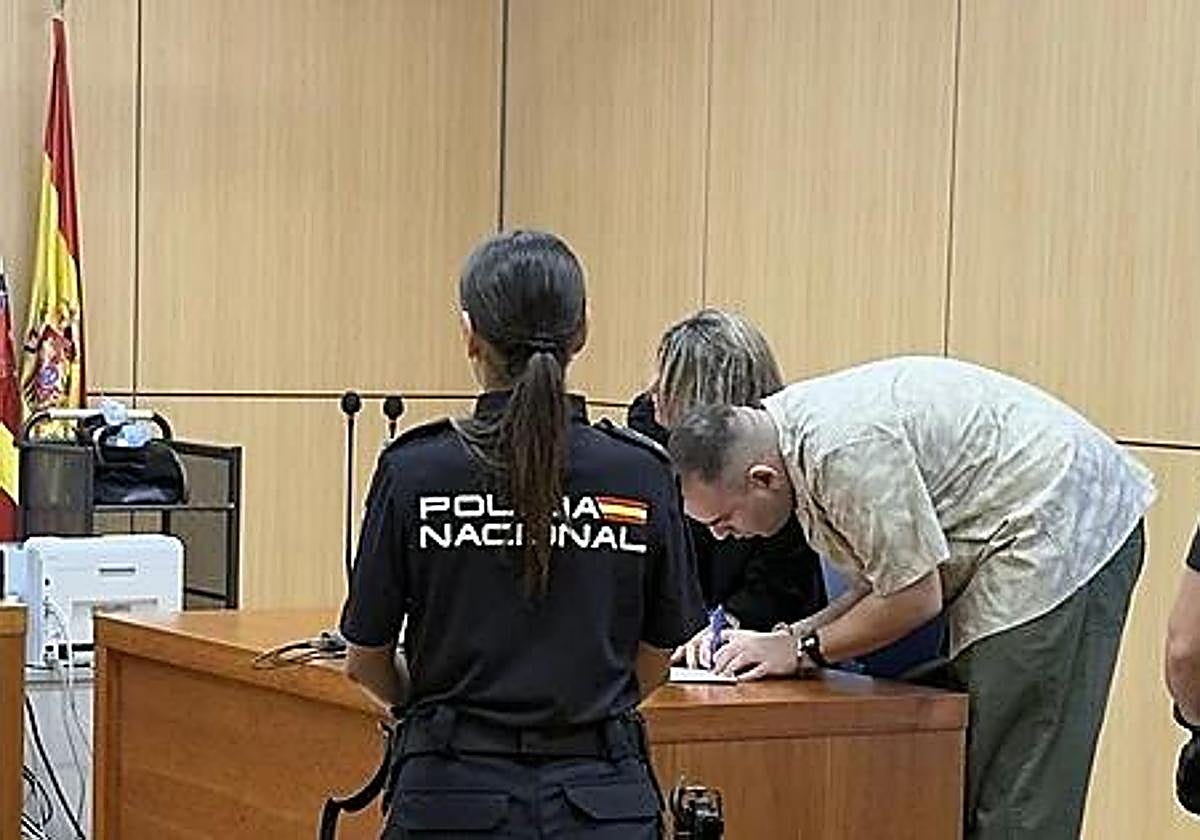 Diez años de cárcel para un pedófilo que grababa a niñas en la ducha y mientras dormían