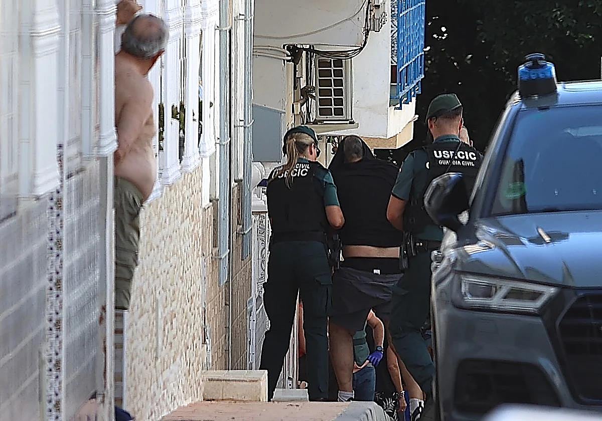 La Guardia Civil conduciendo al detenido.