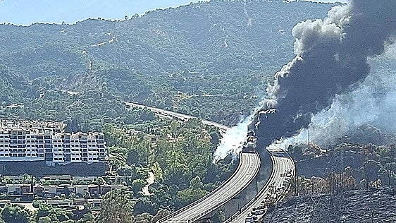 Dos muertos y cinco heridos graves al arder un camión que obliga a cortar la autopista en Málaga