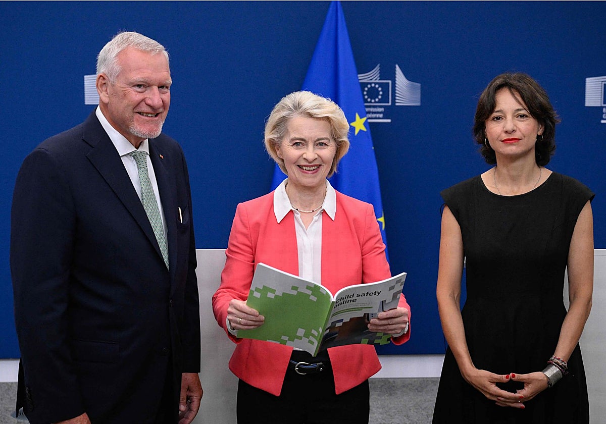 La presidenta de la Comisión Europea, Ursula von der Leyen, presenta el informe sobre redes sociales y menores junto con sus autores.
