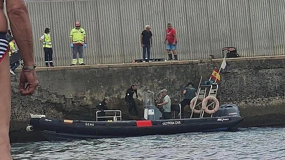Muere una niña de 14 años en una playa de Las Palmas y rescatan a otro menor en el mar