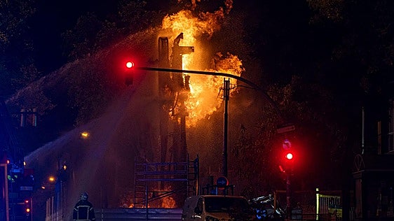 Los bomberos defienden las más de 12 horas de llama ardiendo por una fuga de gas en Barcelona