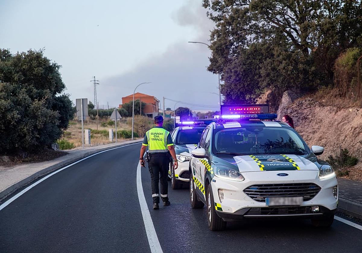Otro incendio en Villa del Prado (Madrid) obliga a confinar a la población cercana y corta dos carreteras