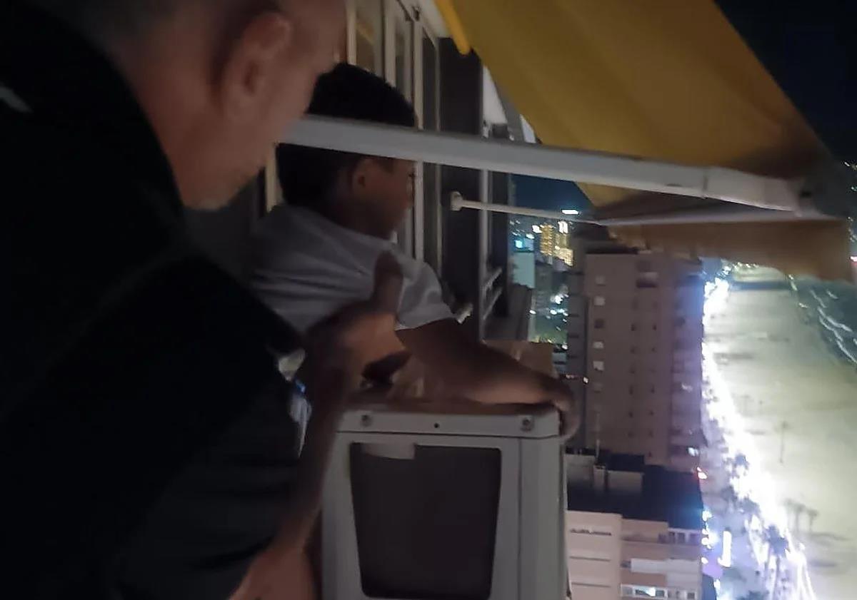 Rescate de infarto en un rascacielos de Benidorm: deja solo a su hijo y lo encuentran sentado al borde del vacío en un piso 21