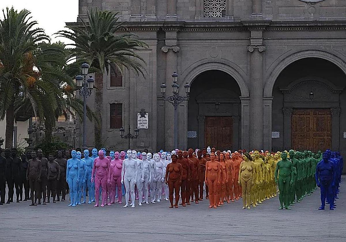 Spencer Tunick crea una bandera humana LGTBIQA+ en Las Palmas de Gran Canaria