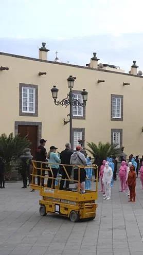 Imagen secundaria 2 - El amanecer desnudo en una plaza de Las Palmas de Gran Canaria que enfada a la Iglesia