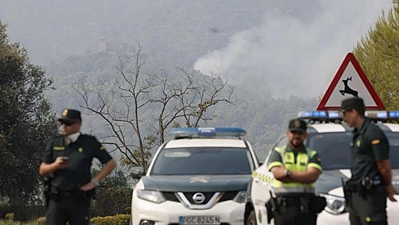 Los bomberos logran frenar el avance del fuego y los confinamientos se mantienen un día más