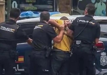 Agentes de la Polic&iacute;a Nacional en el portal del edificio donde se ha cometido el asesinato