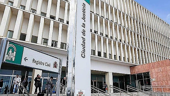 Deja a su novia en la habitación y se cuela en la contigua para violar a una amiga que dormía ebria