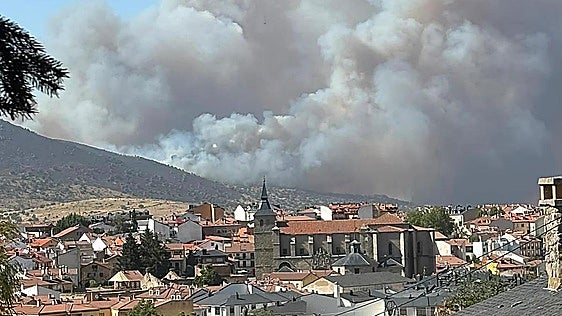 El viento reaviva un incendio en una reserva forestal en Segovia y amenaza el Parque Nacional de Guadarrama
