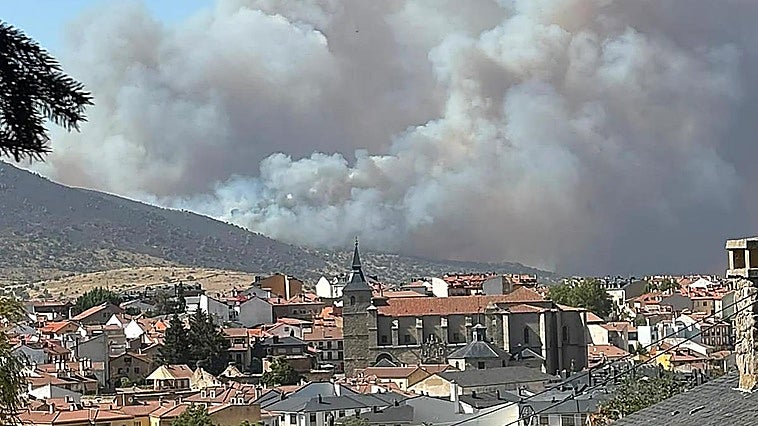 El viento reaviva un incendio en una reserva forestal en Segovia y amenaza el Parque Nacional de Guadarrama