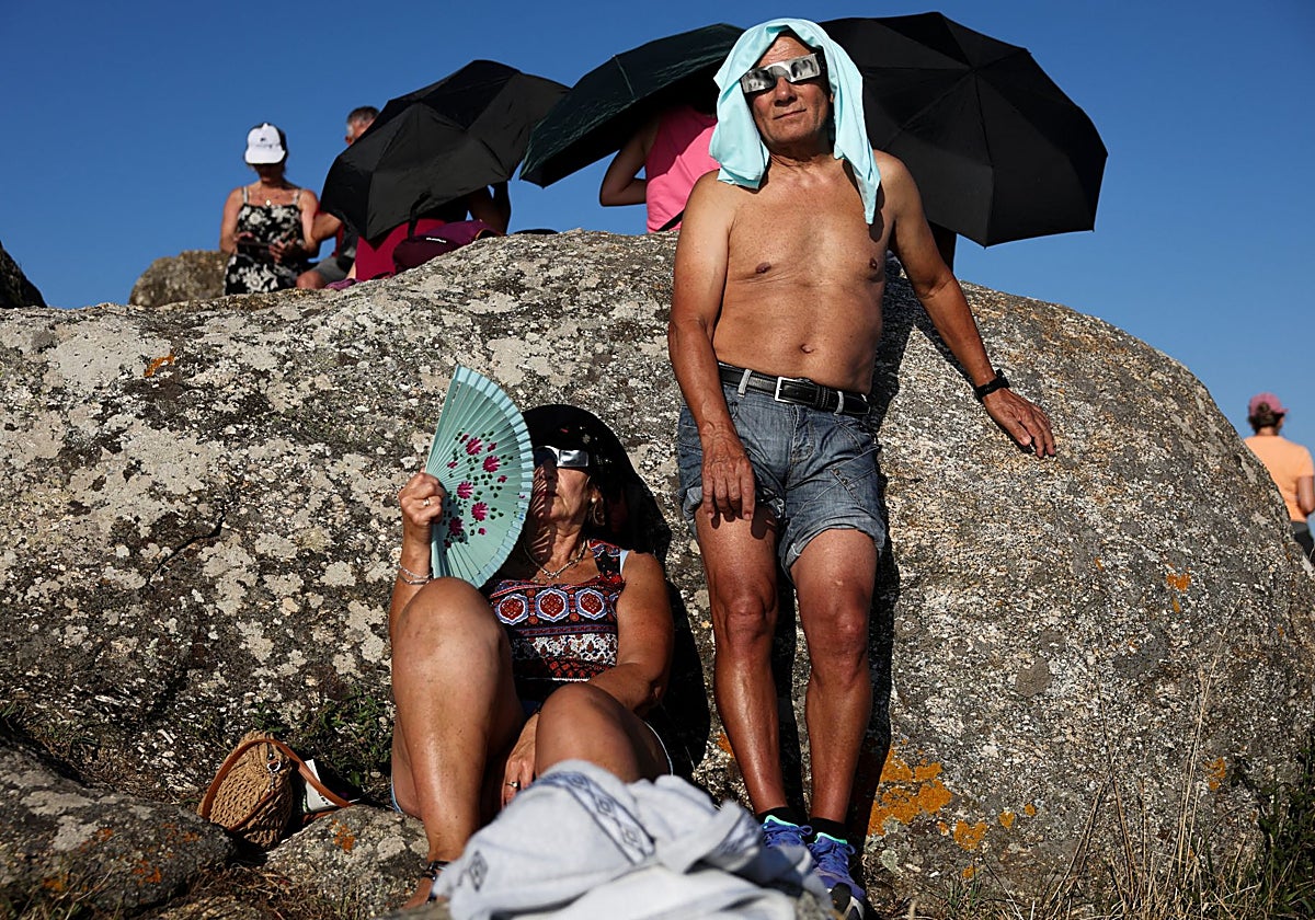 Turistas esperan el eclipse solar total de 2026 en la Costa da Morte, España.